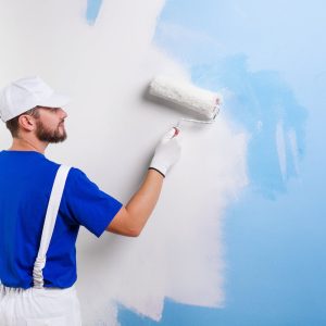 The man who paints the wall of the building